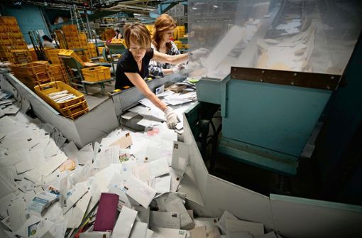 Im Waiblinger Briefzentrum   wird die Post sortiert und dann  verteilt. Foto: Gottfried Stoppel