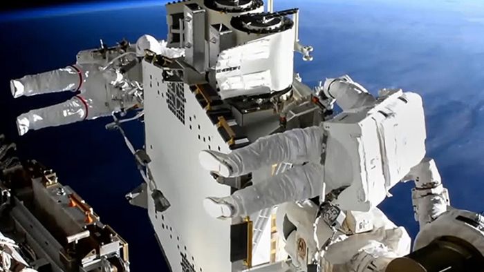 Astronauten bringen  neues Sonnensegel an ISS zum Einsatz