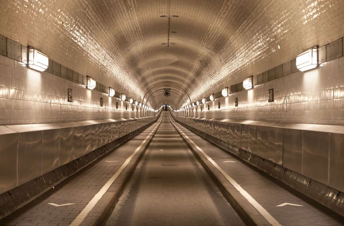 Der schönste Tunnel der Welt (sagen zumindest die Hamburger): Der Alte Elbtunnel, der seit 1911 St. Pauli mit dem Hafengebiet in Steinwerder verbindet. Die 426,5 Meter können zu Fuß oder mit dem Fahrrad bewältigt werden, in die Tiefe geht es mit einem Fahrstuhl. Autos können theoretisch mit hydraulisch betriebenen Fahrkörben in die Tiefe gebracht werden, aber der Autoverkehr ist bis auf weiteres ausgesetzt.