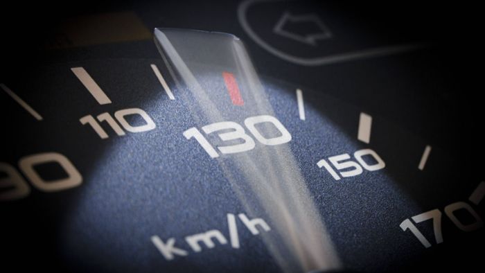 Mann fährt 60 km/h zu schnell – ohne Führerschein