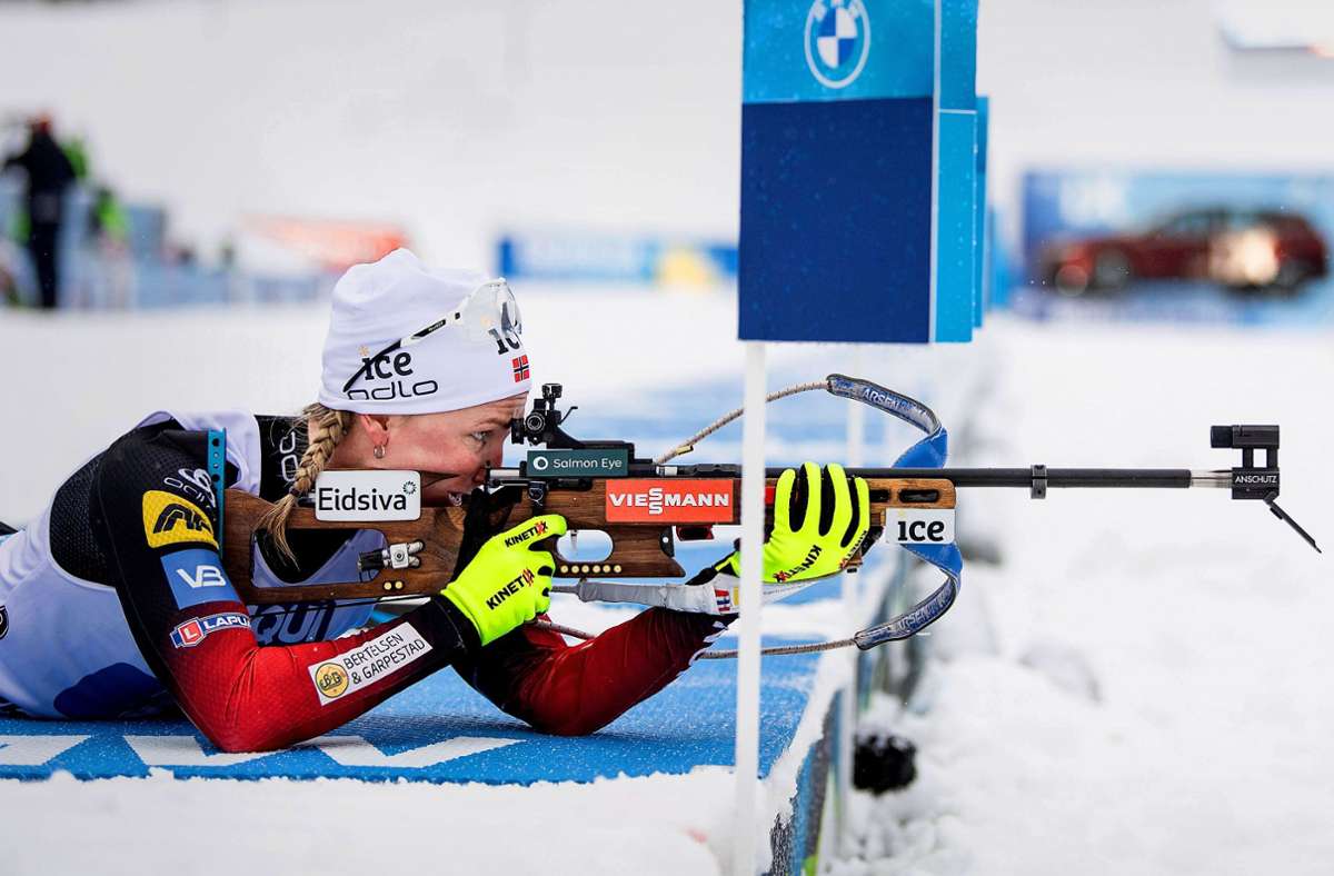 Die Norwegerin Marte Olsbu Röiseland liegt nicht nur am Schießstand, sondern auch in der Weltcup-Gesamtwertung in Führung. Foto: imago/JOEL MARKLUND