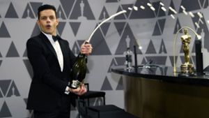 Rami Malek hatte mit dem Champagner weniger Problem als mit seiner Fliege. Foto: GETTY IMAGES NORTH AMERICA