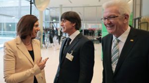 Joachim Löw mit den Katrin Göring-Eckardt und Winfried Kretschmann von den  Grünen. (Archivbild) Foto: AFP/AXEL SCHMIDT