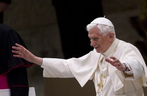 Es war der erste Auftritt seit seiner Ankündigung, den Stuhl Petri aufzugeben: Papst Benedikt XVI. schlug bei der Generalaudienz Begeisterung entgegen. Foto: dpa