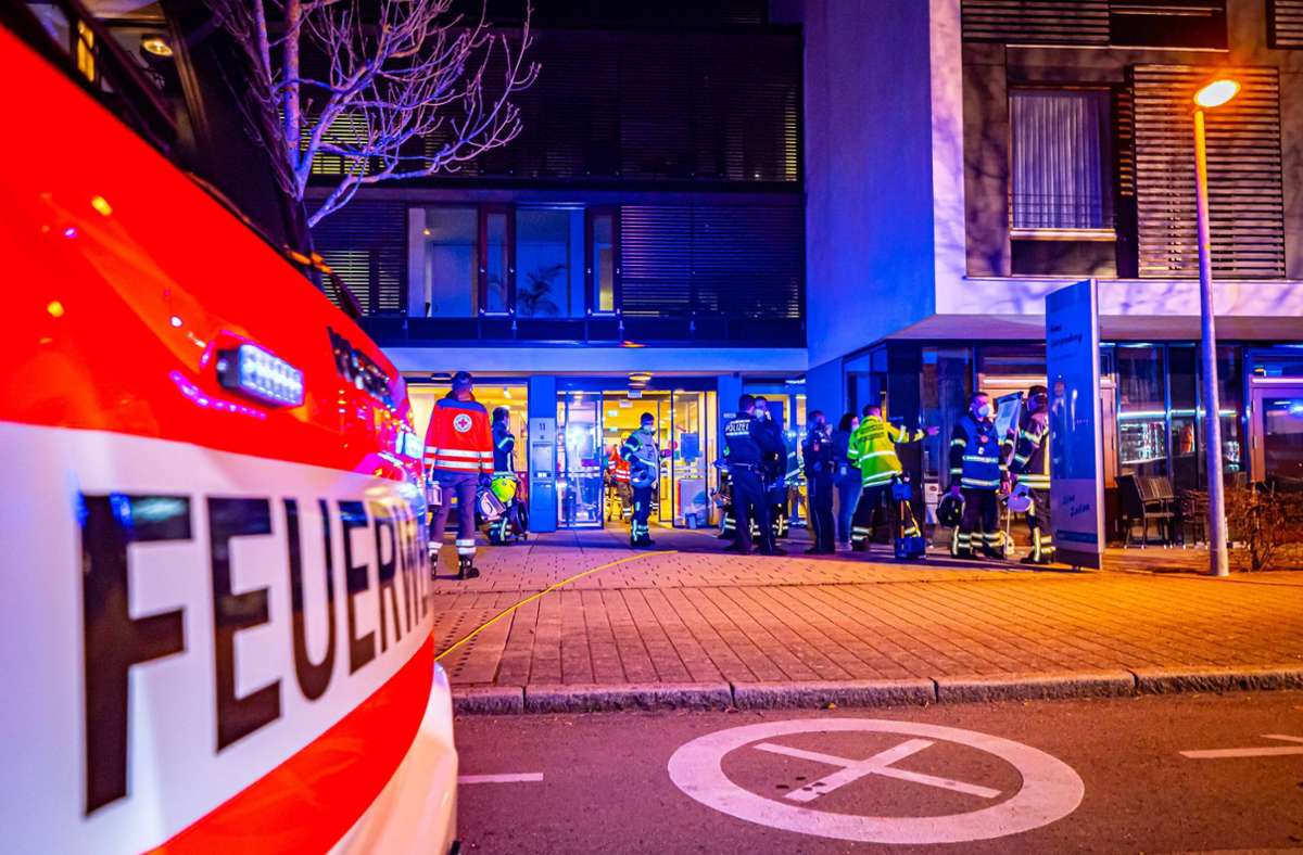 Die Feuerwehr rückte in der Nacht zum Dienstag zu dem Seniorenheim in Reutlingen aus.