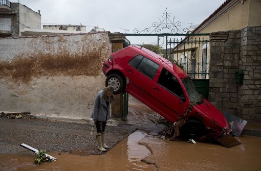 Schwere Regenfälle haben erhebliche Schäden entlang der Küste im Westen der griechischen Hauptstadt Athen angerichtet. Foto: AP
