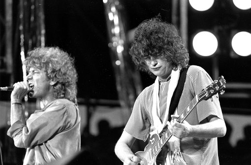 Im Juli 1985 stehen Robert Plant (links) und Jimmy Page beim Live Aid-Konzert in Philadelphia auf der Bühne. Foto: AP