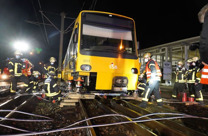 Bad Cannstatt: Entgleiste Stadtbahn ruft Feuerwehr auf den Plan