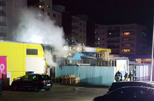 Ein Altpapierlager in Pforzheim ist am Samstagabend in Brand geraten. Foto: SDMG/SDMG / Gress