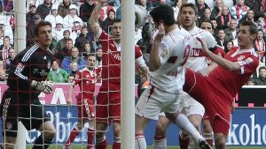 Der letzte VfB-Sieg geht in die Saison 2009/2010 zurück: Am 27. März 2010 siegen die Roten in München mit 2:1. Das Führungstor der Bayern durch Ivica Olic (32. Minute) kann Christian Träsch kontern (41.), ehe Ciprian Marica (Foto) per Kopf zum VfB-Sieg trifft. Foto: Pressefoto Baumann