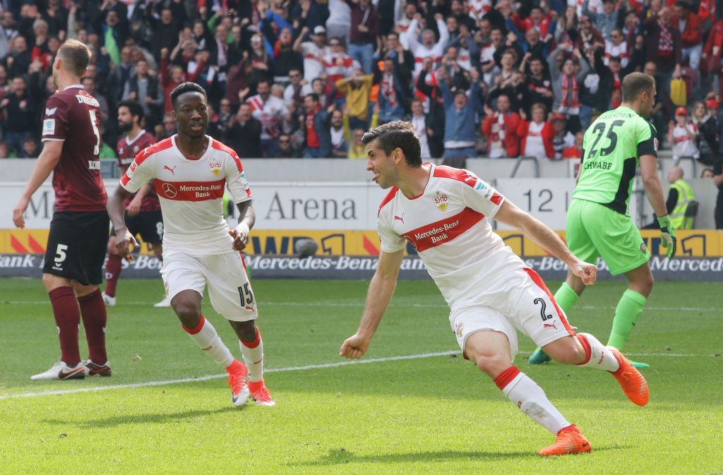 Mit seinem Treffer zum 2:3 bringt Emiliano Insua den VfB Stuttgart zurück ins Spiel.