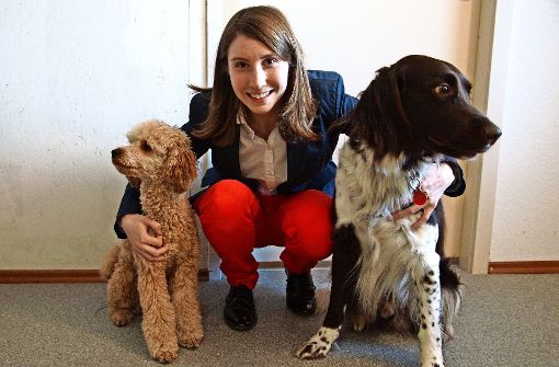 Marisa Betzler kann sich ein Leben ohne Tiere nicht vorstellen –  hier mit dem   Pudel Merlin und  dem Jagdhund Jack. Foto: Waltraud Daniela Engel