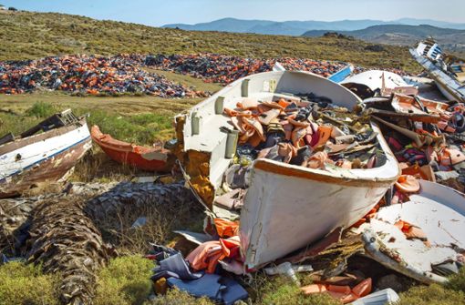 Auf einer Müllhalde der Insel Lesbos stapeln sich Boote und Rettungswesten von Flüchtlingen, die aus der Türkei über das Mittelmeer nach Griechenland kamen. Foto: imago images//Ton Koene