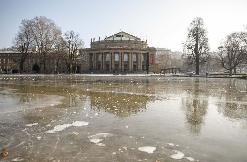 Der Eckensee vor dem Opernhaus in Stuttgart ist dieser Tage zugefroren. Ob „Brigitta“ das Eis zum Schmelzen bringt? Foto: Lichtgut/Leif Piechowski