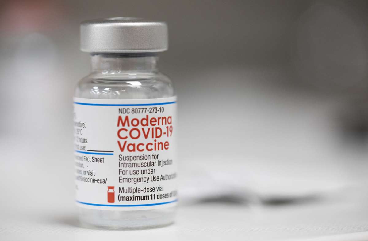 Angepasste Corona-Impfstoffe sollen einen besseren Schutz bieten. (Symbolfoto). Foto: AP/dpa/Jenny Kane
