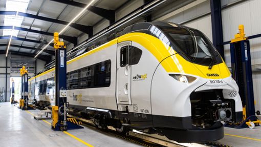 Ein batterieelektrisch betriebener Zug steht in einem neuen Depot der SWEG (Südwestdeutsche Landesverkehrs-GmbH) in Offenburg. Foto: dpa/Philipp von Ditfurth
