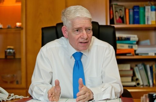 Der Präsident des Zentralrats der Juden Josef Schuster (hier im November 2014) fordert einen verstärkten Kampf gegen rechtsextreme Stimmungsmache. Foto: dpa