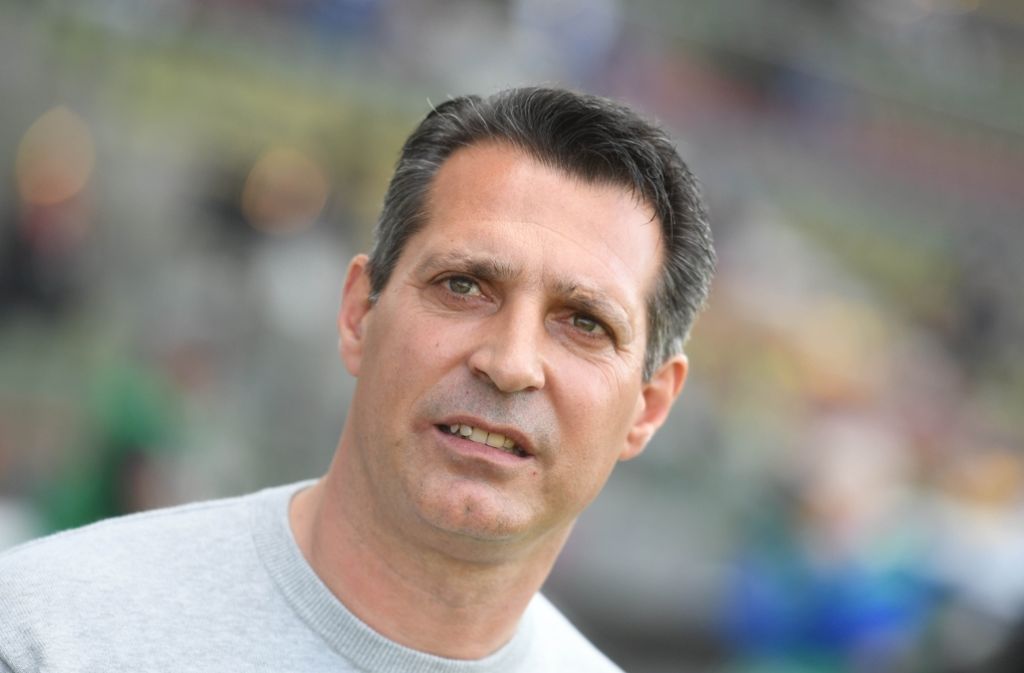 Alois Schwartz will sich nicht an den Diskussionen über einen möglichen Wechsel zum VfB Stuttgart beteiligen. Foto: dpa