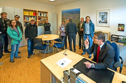 Von seinem neuen Büro aus leitet der Bürgermeister Matthias Schöck die Geschicke Hildrizhausens. Foto: factum/Weise