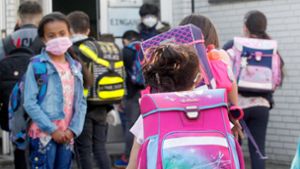 An  Stuttgarter Schulen könnte die Maskenpflicht schon bald fallen. Foto: dpa/Roland Weihrauch