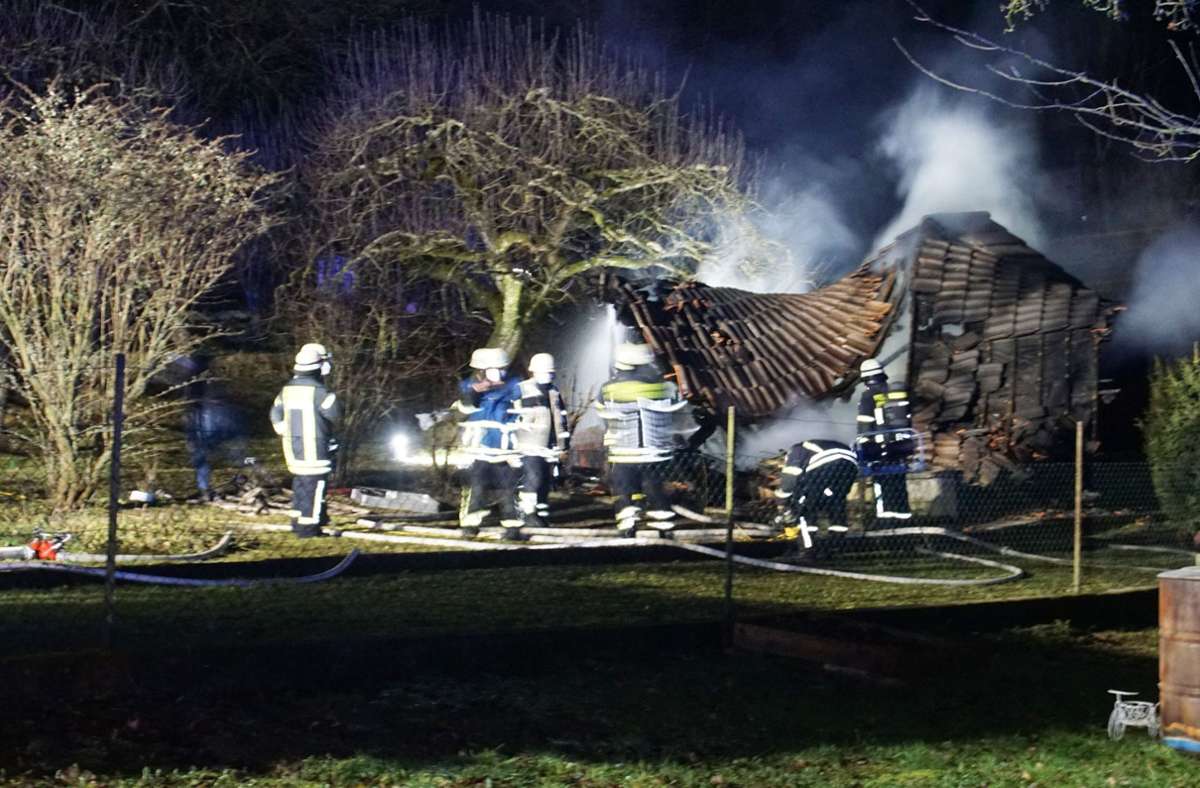 Eine Gartenhütte ging in Flammen auf. Nachdem eine 32-Jährige in Tatortnähe entdeckt wurde, nahmen Polizisten sie fest.