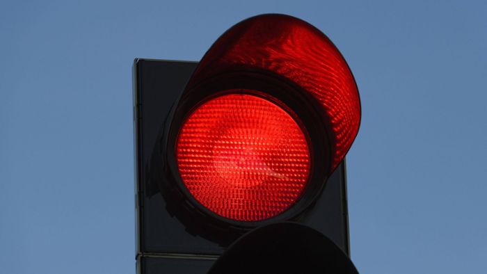 Polizei kontrolliert Verkehr – 18 Autofahrer ignorieren rote Ampel