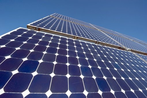 Solarmodule vor blauem Himmel: Derzeit sieht es in der Branche nicht mehr so rosig aus Foto: dpa