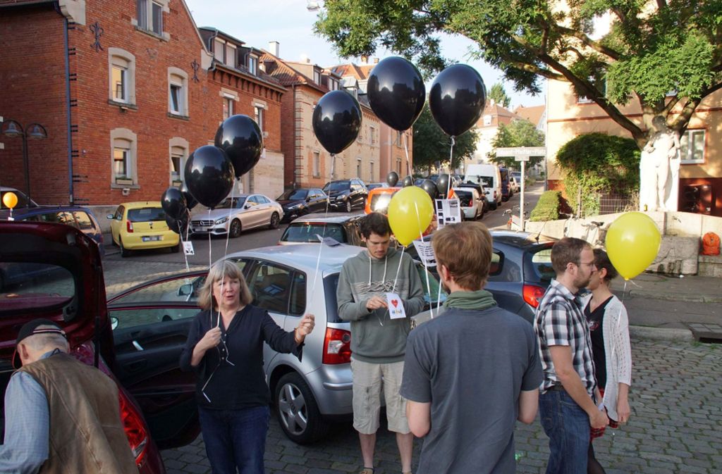 Mitglieder des Vereins Fuss e.V. befestigten am Donnerstag heliumgefüllte Luftballons an Autos in Stuttgart-Ost.