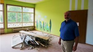 Der Pfarrer Martin Staib hat im August einen Einblick in die zu sanierenden Räume gewährt. Foto: Berkan Cakir