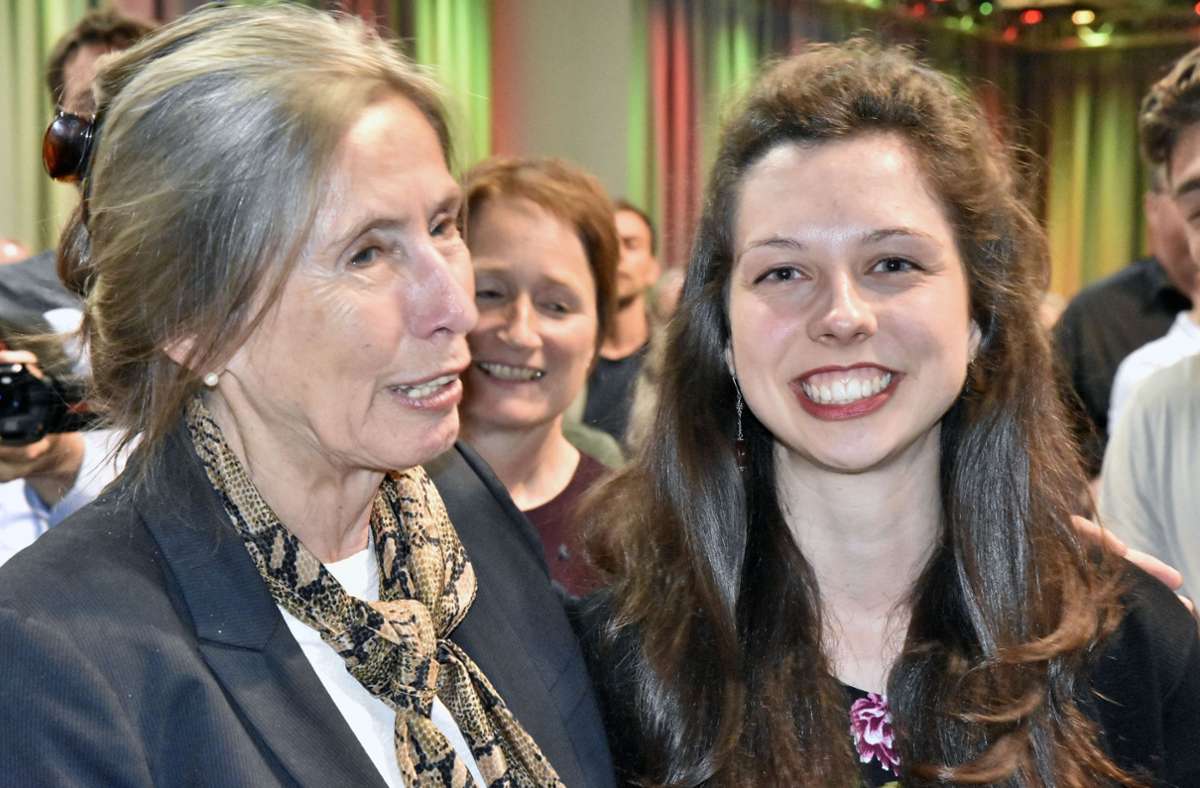 Die Karlsruher Grünen-Gemeinderatsfraktionschefin Zoe Mayer (rechts) freut sich über den Einzug in den Bundestag. Foto: Stefan Jehle