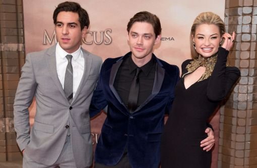 Schaulaufen auf dem roten Teppich: Die Schauspieler Elyas MBarek, Tom Payne und Emma Rigby kommen zur Weltpremiere des Kinofilms Der Medicus. Foto: dpa