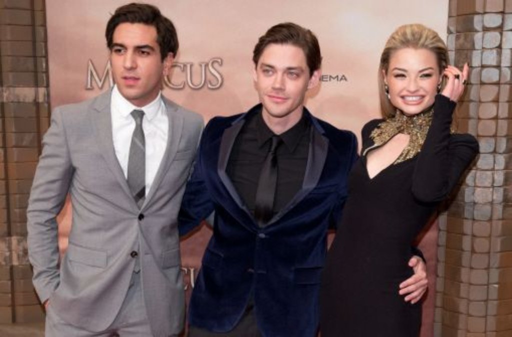 Schaulaufen auf dem roten Teppich: Die Schauspieler Elyas MBarek, Tom Payne und Emma Rigby kommen zur Weltpremiere des Kinofilms Der Medicus.