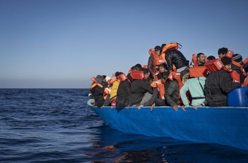 Immer wieder wagen sich Flüchtende in seeuntüchtigen Booten auf das Mittelmeer. In Europa wird seit Jahren drüber gestritten, wie die Menschen, die es an Land geschafft haben, auf die EU verteilt werden können. Foto: dpa/Pau De La Calle