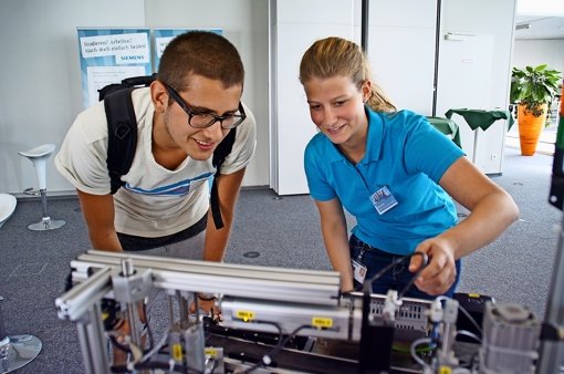 Franz geht noch zur Schule. Bei Siemens lässt er sich von einer Studentin ein modulares Produktionssystem erklären. Foto: lem