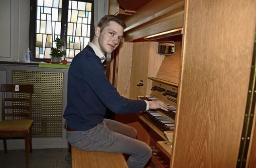 Der 20-jährige  Jakob Reichmann zieht in der Andreaskirche künftig alle Register seines Könnens. Der leidenschaftliche Organist und Sänger ist der neue Kantor. Foto: Mathias Kuhn