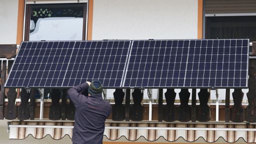 Laut dem Bundesverband Solarwirtschaft sind 2023 insgesamt 270 000 Steckersolargeräte ans Netz gegangen. Die Dunkelziffer dürfte weit höher liegen. Foto: © Astrid Gast - stock.adobe.com/Jens Büttner