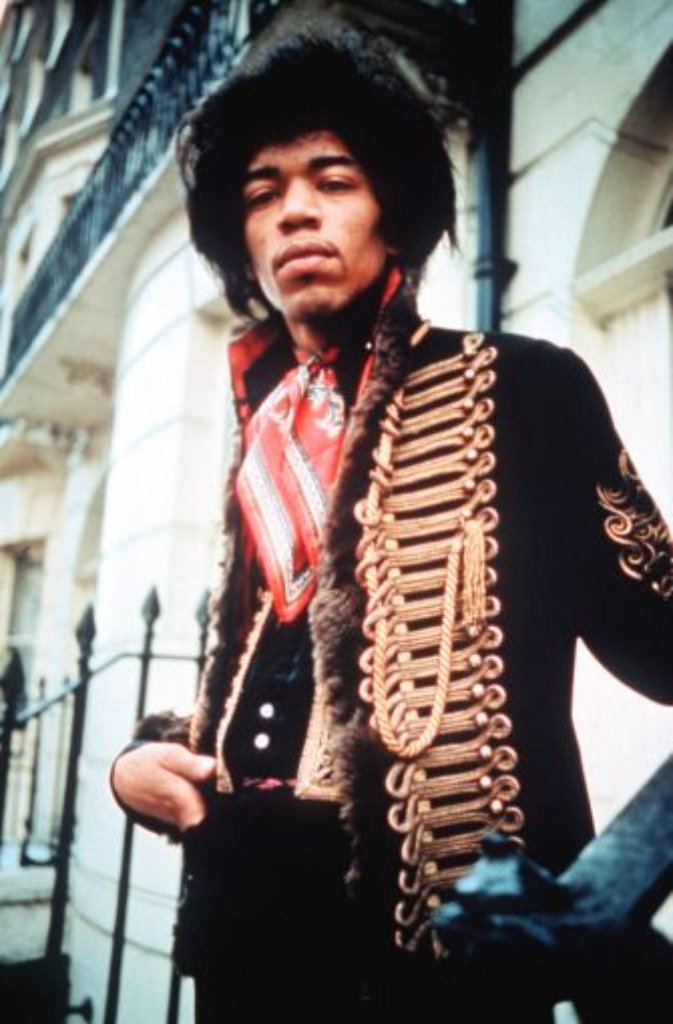 Eines ist jedoch sicher: Jimi Hendrix, in Seattle geboren und beerdigt, gehört wie Janis Joplin, Jim Morrison und Kurt Cobain dem Klub 27 an - allesamtgeniale Musiker, die bereits mit 27 Jahren dahingingen. Ihrem frühenTod ist das Sprichwort Live fast, Love hard, Die young geschuldet:Lebe schnell, liebe heftig, stirb früh!