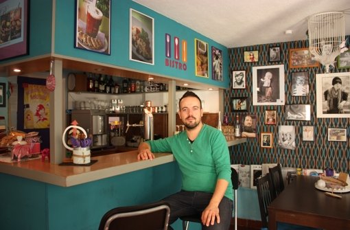 Toni Schreiner serviert seinen Gästen im Sideways seit drei Jahren Getränke, außergewöhnliche Speisen und Musik mitten in der Cannstatter Altstadt. Foto: Annina Baur