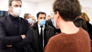 Frankreichs Gesundheitsminister Olivier Véran informiert sich im Département Moselle über den Ausbruch des Corona-Virus. Foto: AFP/JEAN-CHRISTOPHE VERHAEGEN