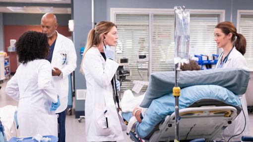 Ellen Pompeo (l) spielt in der 19. Staffel der Arztserie Greys Anatomy Dr. Meredith Grey an der Seite von Adelaide Kane als Jules Millin in (undatierte Filmszene). Foto: Liliane Lathan/ABC/Disney+/dpa
