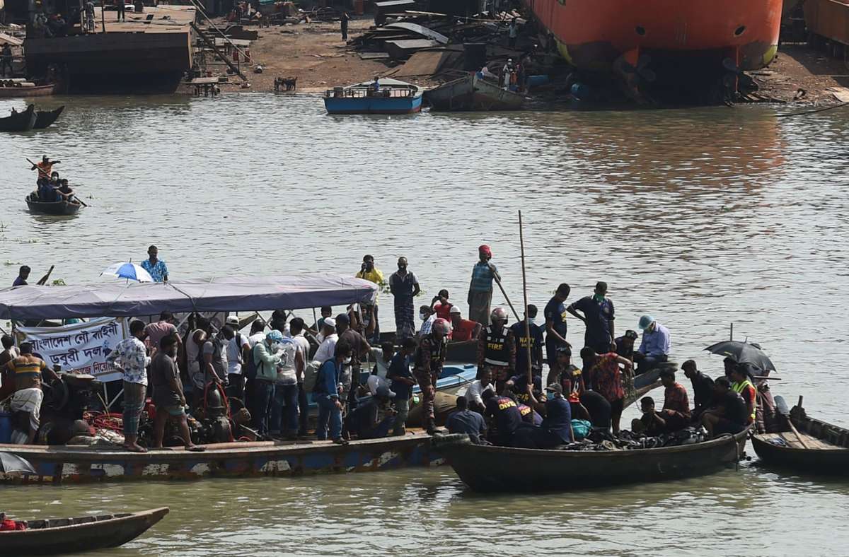 Rettungskräfte und Helfer suchen nach Überlebenden des Schiffsunglücks in Dhaka.