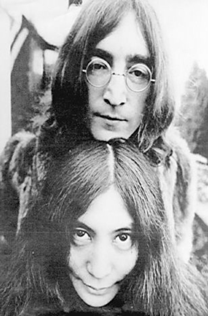 Fans auf der ganzen Welt sind geschockt und trauern um ihr Idol. John Lennons letzte Single Imagine erreicht weltweit die Spitzenpositionen der Charts. Yoko Ono fühlt sich dem Erbe John Lennons verpflichtet - und muss sich dennoch immer wieder als schwarze Witwe verunglimpfen lassen.