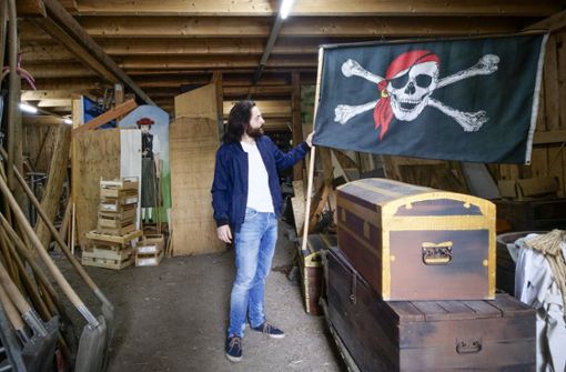 Henry Zimmermann  mit der Piratenflagge aus der „Schatzinsel“ Foto: /Simon Granville