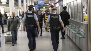 Polizisten auf Streife am Berliner Flughafen Tegel. (Archivbild) Foto: dpa/Paul Zinken