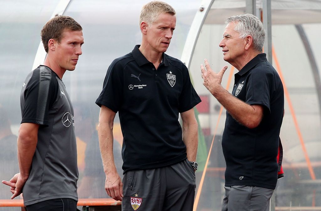 VfB-Coach Wolf, Sportchef Schindelmeiser, Präsident Dietrich (v.li.): Gesprächsbedarf Foto: Baumann
