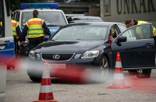 Polizisten kontrollieren am Montag Autos an der Grenzkontrollstelle der Anschlussstelle Bad Reichenhall. Foto: dpa