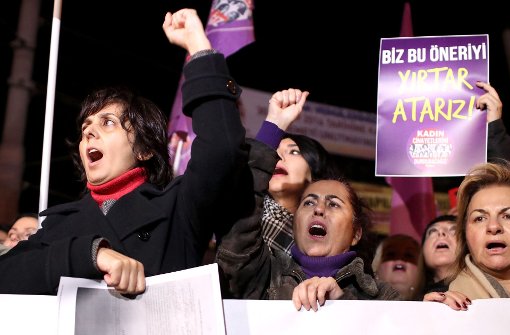 Proteste gegen den Gesetzesentwurf in der Türkei: Es sollen Strafen für sexuelle Übergriffe ausgesetzt werden, wenn es keine Gewalt gab und Opfer und Täter verheiratet waren Foto: EPA