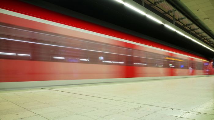 Streit in S-Bahn eskaliert –  Faustschlag ins Gesicht