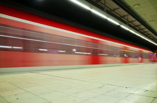 Ein Jugendlicher soll einem 50-Jährigen in einer S-Bahn der Linie S1 mit der Faust ins Gesicht geschlagen haben. (Symbolfoto) Foto: imago images/Michael Weber IMAGEPOWER via www.imago-images.de