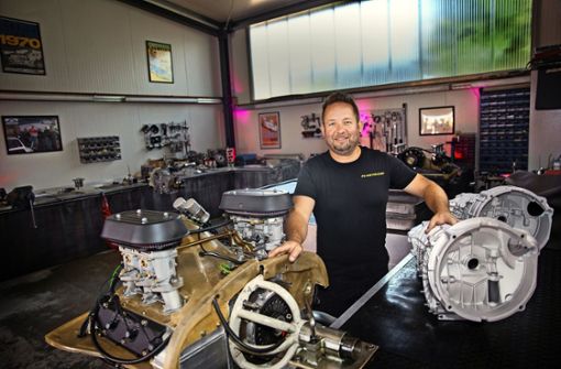 Stefan Pfletschinger restauriert Porsche-Motoren. Bei der Beschaffung der Teile profitiert er vom schnellen neuen Internet. Foto: Ines Rudel